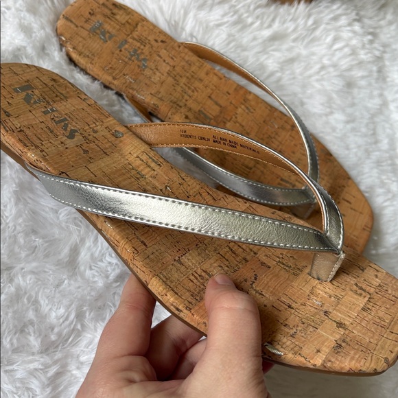 NEW In Box Korks Silver Winnie Flip Flop Sandals In Size 10M - Picture 4 of 10